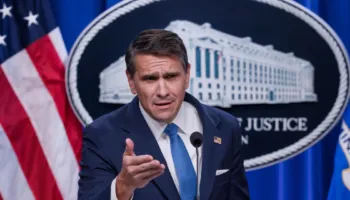 A do të ketë arrestime? Departamenti Amerikan i Drejtësisë reagon për dokumentet e publikuara nga dosja “Epstein”