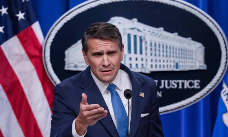 A do të ketë arrestime? Departamenti Amerikan i Drejtësisë reagon për dokumentet e publikuara nga dosja “Epstein”