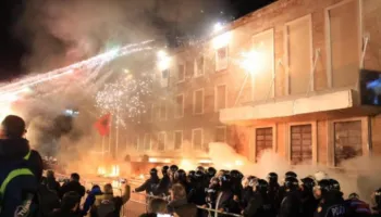 A do të qendrojnë në sheshin para kryeministrisë? Po deputetët a do ngujohen në parlament?