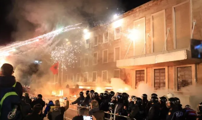 A do të qendrojnë në sheshin para kryeministrisë? Po deputetët a do ngujohen në parlament?