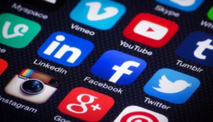 A do t’i ndalojë edhe Italia rrjetet sociale për të miturit nën 15 vjeç?