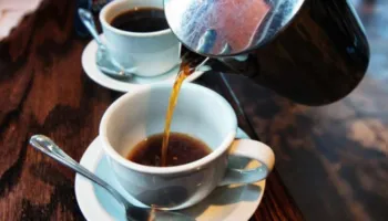 A është e dëmshme ngrohja e kafesë së mbetur? Ja pse është më mirë të mos e pini dhe si ta ripërdorni