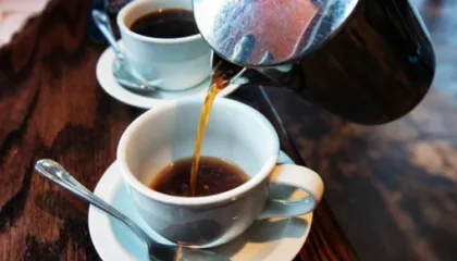 A është e dëmshme ngrohja e kafesë së mbetur? Ja pse është më mirë të mos e pini dhe si ta ripërdorni