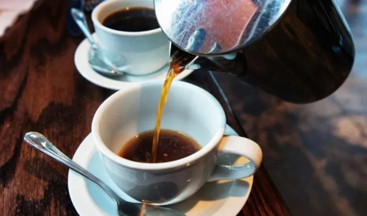 A është e dëmshme ngrohja e kafesë së mbetur? Ja pse është më mirë të mos e pini dhe si ta ripërdorni