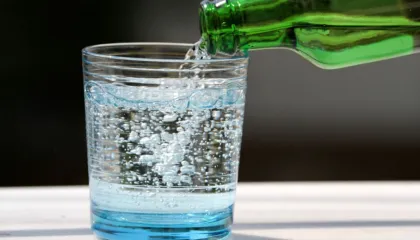 A është uji me gaz i dëmshëm apo i shëndetshëm për sistemin tretës?