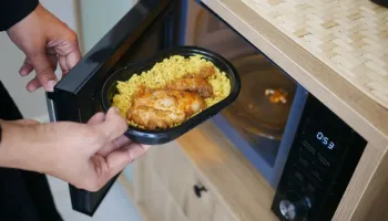 A janë etiketat ‘i sigurt për mikrovalë’ mashtruese? Raporti i ri ekspozon dëmet shëndetësore dhe mjedisore