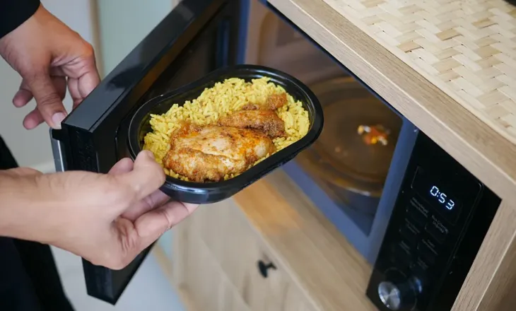 A janë etiketat ‘i sigurt për mikrovalë’ mashtruese? Raporti i ri ekspozon dëmet shëndetësore dhe mjedisore