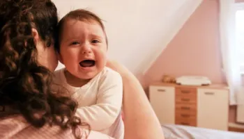 A ndikojnë nivelet e zhurmës në çerdhe në zhvillimin gjuhësor të foshnjave?