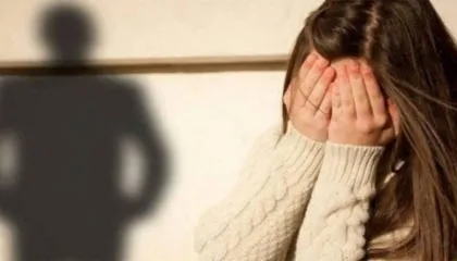 Abuzoi me vajzën e tij të mitur dhe e la shtatëzënë, arrestohet babai