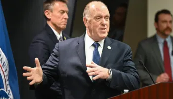 Administrata Trump tërheq 700 agjentë të ICE nga Minesota, por operacionet e emigracionit vazhdojnë