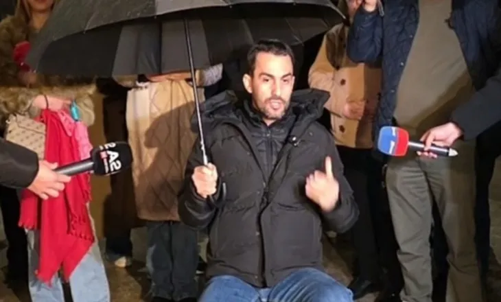 Adriatik Lapaj ironizon protestën e PD: Qëndresa është beteja e vërtetë, jo ikja pas dy orësh