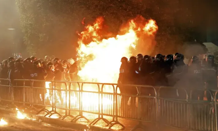 Agjencia italiane e lajmeve jehone protestës së opozitës: Një deputet u dhunua, dhjetra protestues u arrestuan