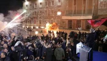 Agjencia shtetërore turke e lajmeve: Mijëra njerëz protestojnë në Tiranë pas akuzave për korrupsion qeveritar