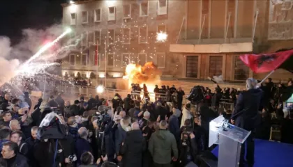 Agjencia shtetërore turke e lajmeve: Mijëra njerëz protestojnë në Tiranë pas akuzave për korrupsion qeveritar