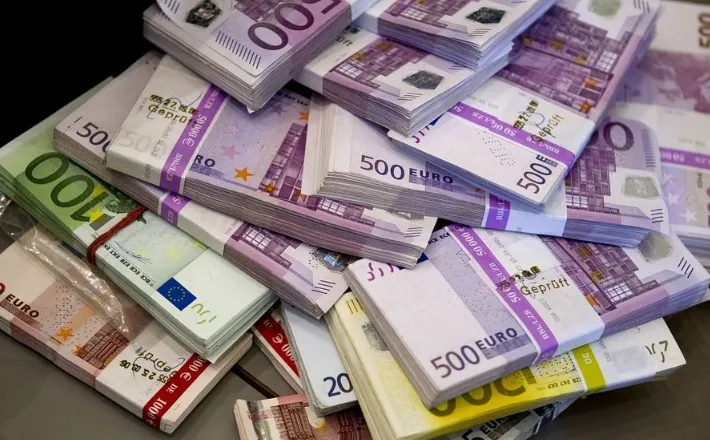 Agjenti i policisë kriminale të Kamzës kapet me 1 milionë euro cash në makinë!