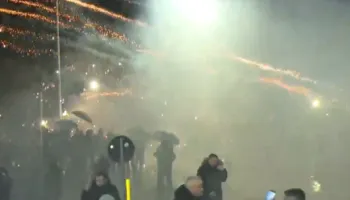 Agravohet situata te Parlamenti, protestuesit sulmojnë policinë me molotov dhe fishekzjarre