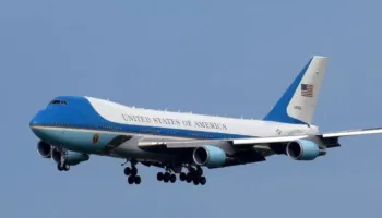 Air Force One ndryshon pamjen pas 60 vitesh,  Epoka e ngjyrës blu të Kennedy-t zëvendësohet me dizajnin e ri trengjyrësh të Trump