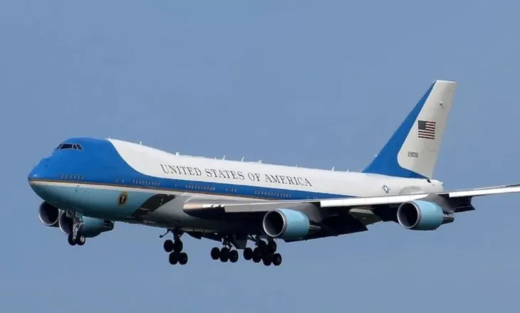 Air Force One ndryshon pamjen pas 60 vitesh,  Epoka e ngjyrës blu të Kennedy-t zëvendësohet me dizajnin e ri trengjyrësh të Trump