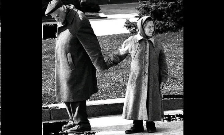 Ajo ka Alzhaimer, nuk më njeh! Por e njoh unë. Është Dashuria e jetës sime…