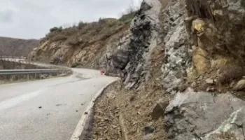 Aksi i vjetër Kukës-Kalimash, në gjendje të degraduar, banorët: Shkëmbi në rrugë prej 2 javësh, nuk merren masa për…