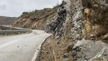 Aksi i vjetër Kukës-Kalimash, në gjendje të degraduar, banorët: Shkëmbi në rrugë prej 2 javësh, nuk merren masa për…