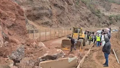 Aksi Librazhd-Qafë Thanë bllokohet nga rrëshqitja e dherave dhe gurëve, policia apel për shmangie të qarkullimit
