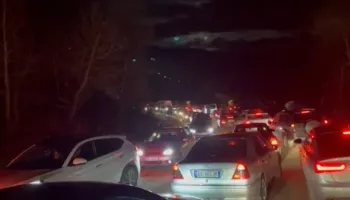 Aksi Librazhd-Qafë Thanë i “paralizuar” prej 7 orësh, hapet lëvizja në njërën korsi, çlirohet trafiku kilometrik (VIDEO)