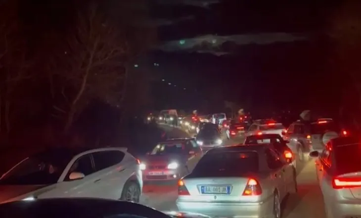 Aksi Librazhd-Qafë Thanë i “paralizuar” prej 7 orësh, hapet lëvizja në njërën korsi, çlirohet trafiku kilometrik (VIDEO)
