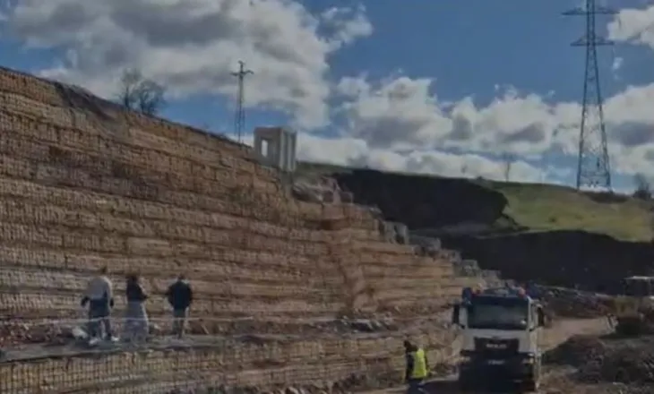 Aksi Përrenjas-Librazhd i bllokuar nga rrëshqitja masive, rruga mund të hapet ditën e hënë/ Gati nesër bypass-i për të bërë të mundur kalimin në pjesën e shembur