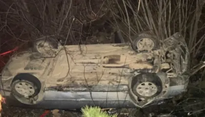 Aksident i frikshëm në Pukë/ “Audi” del nga rruga dhe përfundon në greminë, shoferi dërgohet me urgjencë në spital (VIDEO)