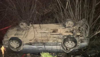 Aksident i frikshëm në Pukë/ Makina del nga rruga dhe përfundon në greminë, drejtuesi i mjetit transportohet në spital