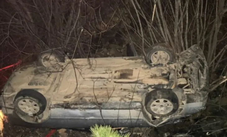 Aksident i frikshëm në Pukë/ Makina del nga rruga dhe përfundon në greminë, drejtuesi i mjetit transportohet në spital