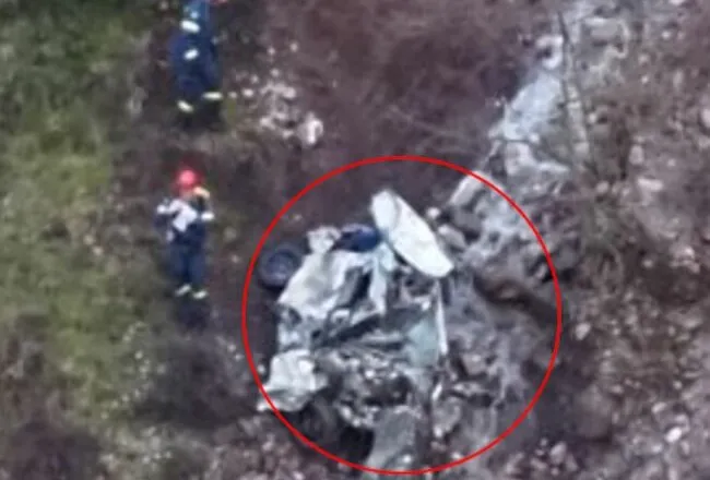 Aksident i rëndë, makina bie nga shkëmbi! Humb jetën shoferi