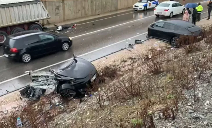 Aksident i rëndë në afërsi të Qafë-Murrizit/ Makina ndahet në dy pjesë pas përplasjes me trajlerin, tre të plagosur