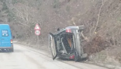 Aksident i rëndë në aksin Librazhd–Elbasan, përmbysen dy automjete