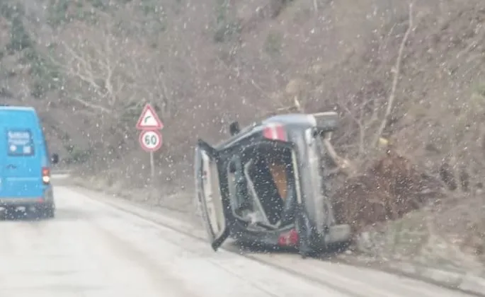 Aksident i rëndë në aksin Librazhd–Elbasan, përmbysen dy automjete