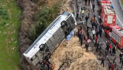 Aksident i rëndë në Antalia/ Autobusi del nga rruga dhe përmbyset, 8 të vdekur dhe 26 të plagosur