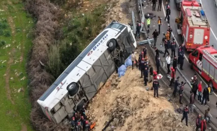Aksident i rëndë në Antalia/ Autobusi del nga rruga dhe përmbyset, 8 të vdekur dhe 26 të plagosur