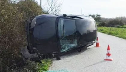 Aksident i rëndë në Fier, makina del nga rruga dhe përmbyset, përfundon në spital drejtuesja