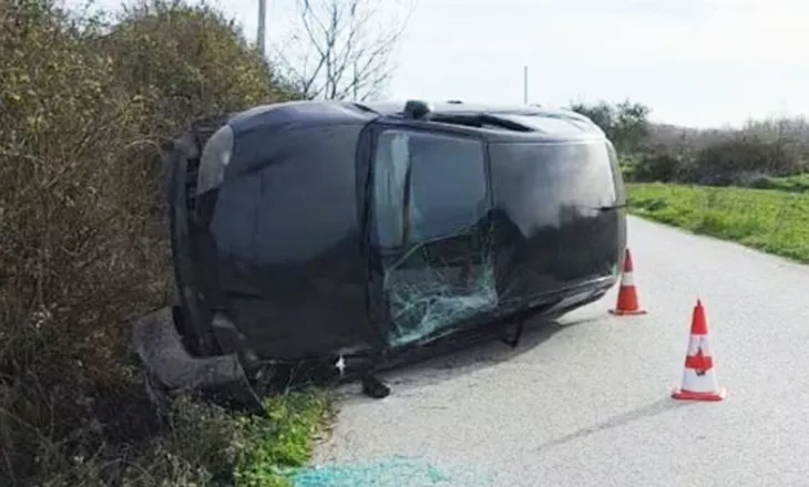 Aksident i rëndë në Fier, makina del nga rruga dhe përmbyset, përfundon në spital drejtuesja