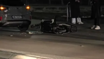 Aksident i rëndë në Lungomare/ Përplaset një motor elektrik me një makinë