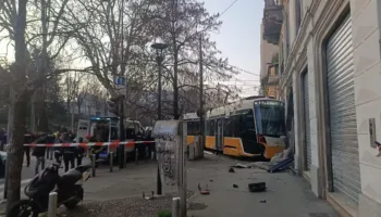 Aksident i rëndë në Milano/ Tramvaji del nga shinat dhe përplas këmbësorët, një i vdekur dhe 39 të plagosur