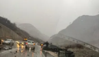 Aksident i rëndë në Rrugën e Arbrit, kamioni përplaset me makinën dhe e ndan më dysh