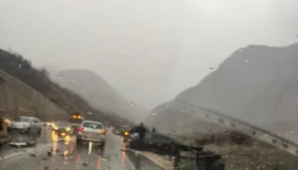 Aksident i rëndë në Rrugën e Arbrit, kamioni përplaset me makinën dhe e ndan më dysh