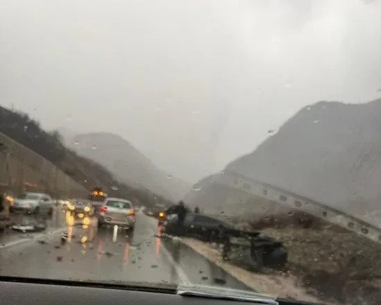 Aksident i rëndë në Rrugën e Arbrit, kamioni përplaset me makinën dhe e ndan më dysh