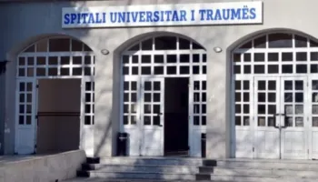 Aksident i rëndë në Tiranë, dy të rinj në spital, njëri në gjendje kritike (EMRAT)