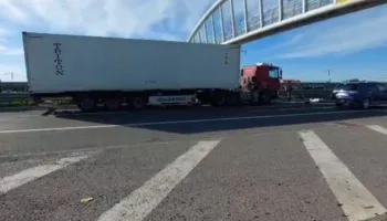 Aksident me vdekje pranë mbikalimit të Patokut, një person me çiklomotor përplaset nga trajleri