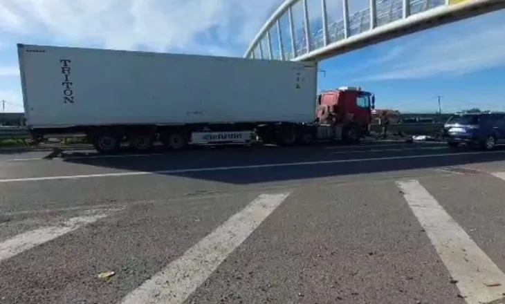 Aksident me vdekje pranë mbikalimit të Patokut, një person me çiklomotor përplaset nga trajleri