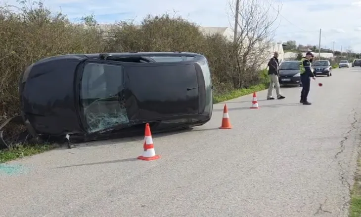 Aksident në aksin Fier-Libofshë, përmbyset makina, lëndohet shoferja