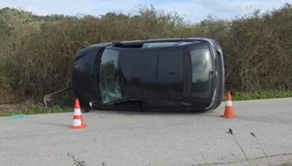 Aksident në aksin Fier-Libofshë, përmbyset makina, plagoset shoferja